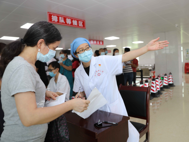 党员医生张彩英：哪里需要往哪里冲，“快、实、稳”护航新冠疫苗接种