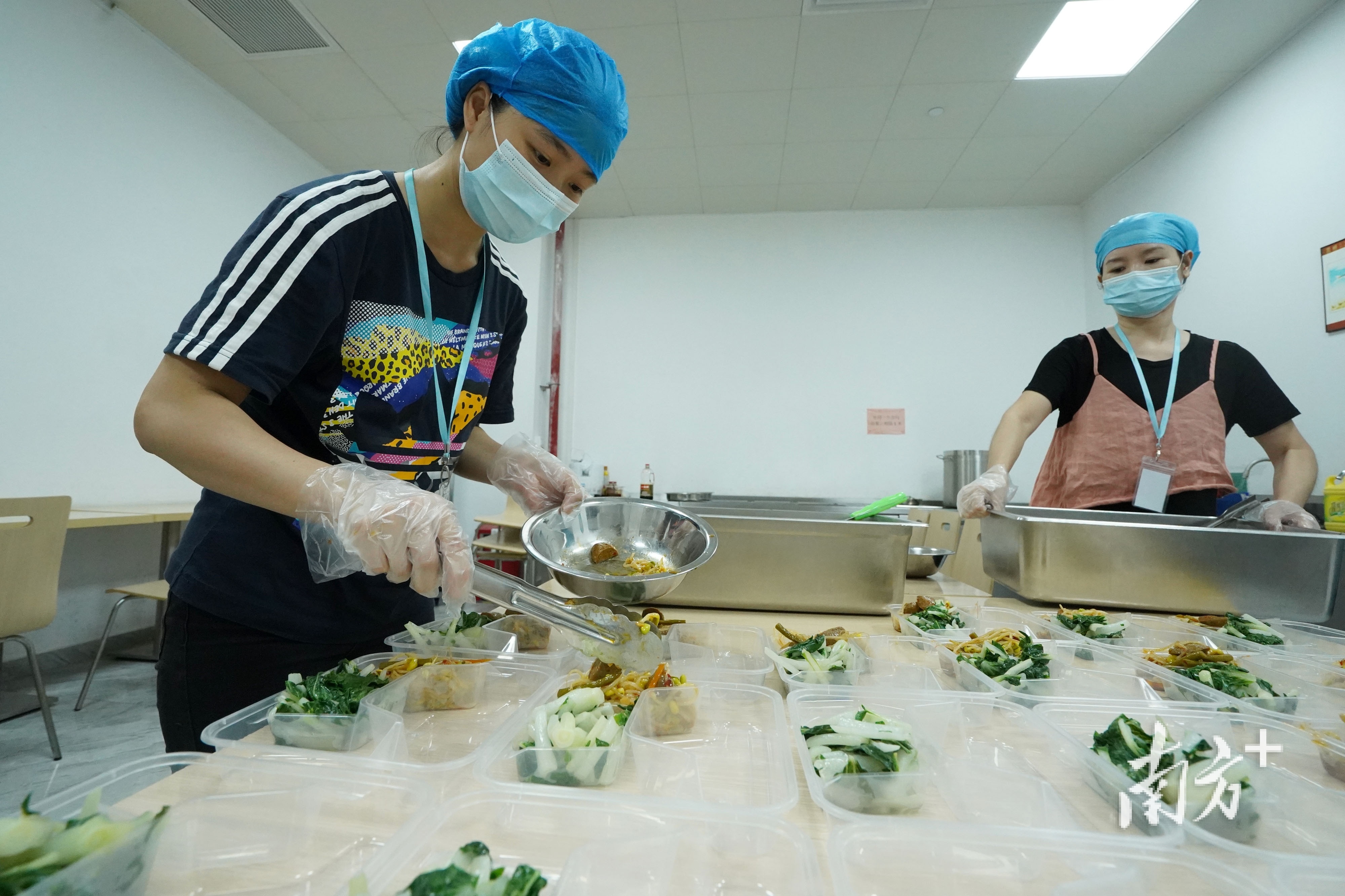 佛山市南海区某隔离酒店厨房内,酒店工作人员正在加紧打包当天的午饭。 佛山市南海区某隔离酒店厨房内,酒店工作人员正在加紧打包当天的午饭。