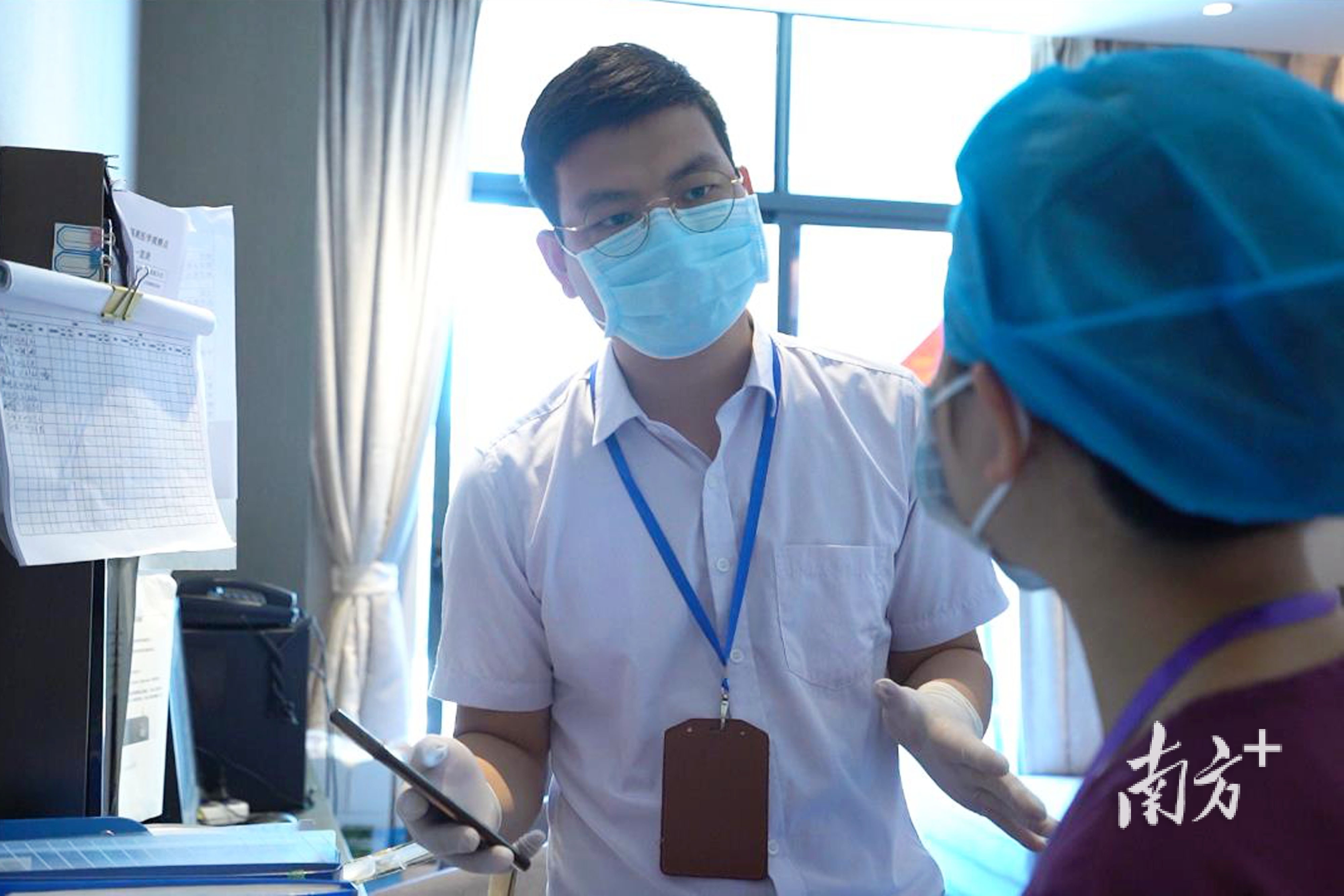 隔离酒店店长刘小祺与医护人员进行沟通,为隔离人员提供更好的服务。 隔离酒店店长刘小祺与医护人员进行沟通,为隔离人员提供更好的服务。