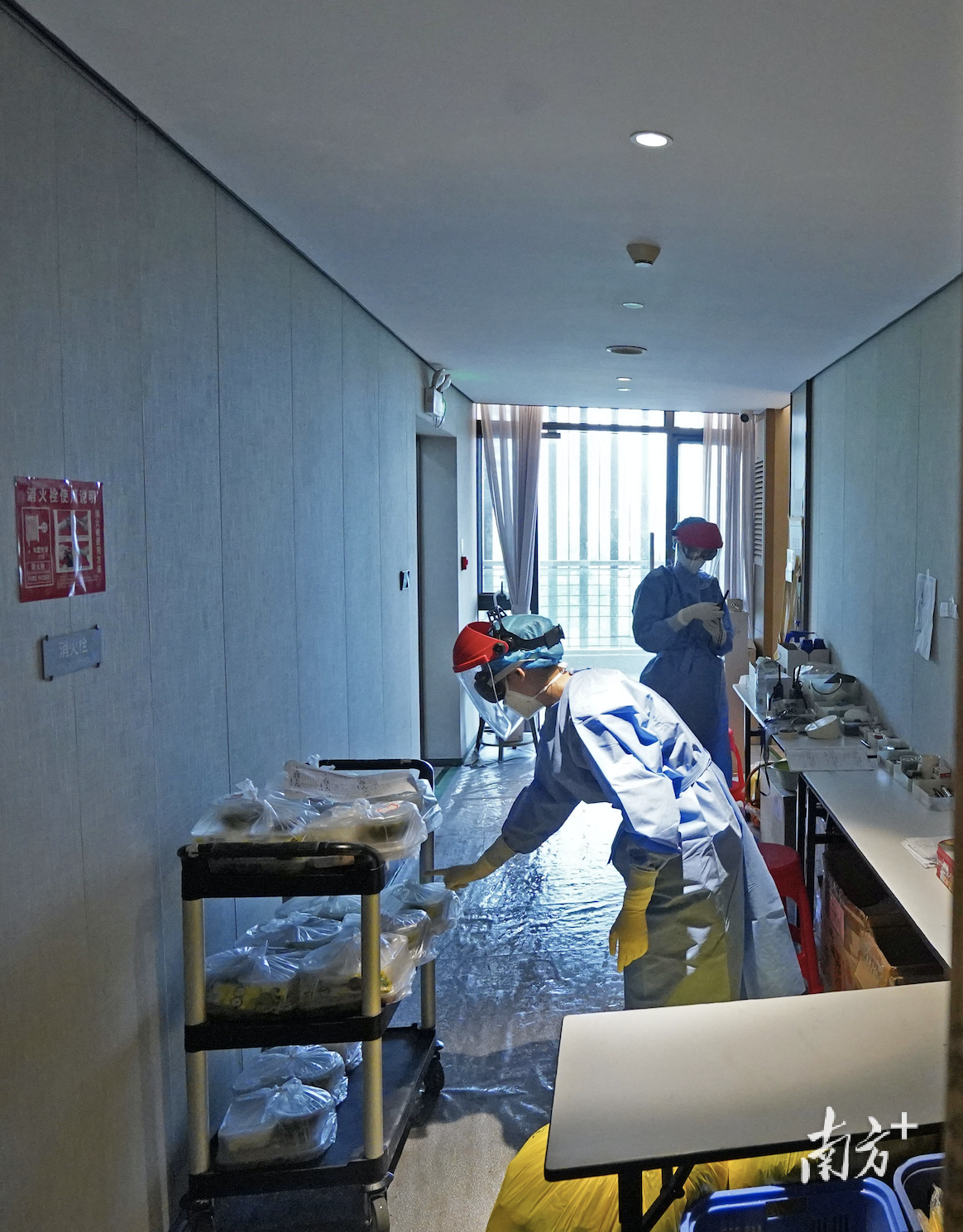 医护人员整装待发,准备通过半污染区进入隔离区,为客人送上午餐。 医护人员整装待发,准备通过半污染区进入隔离区,为客人送上午餐。