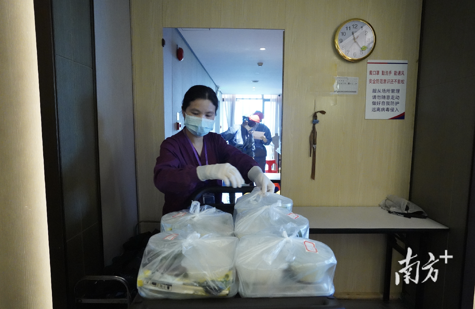 即将进入隔离区与清洁区之间的半污染区内,医务人员正在再次检查送来的午餐是否全部密封好,是否按照客人的需求提供。 即将进入隔离区与清洁区之间的半污染区内,医务人员正在再次检查送来的午餐是否全部密封好,是否按照客人的需求提供。