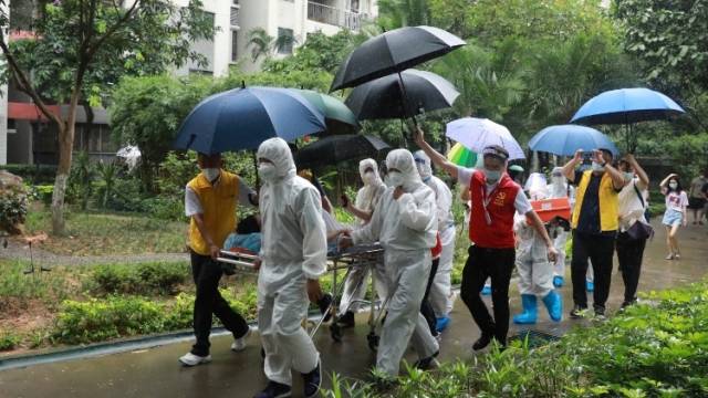 特写丨小区封控期间一孕妈羊水突然破裂，风雨中还好有他们