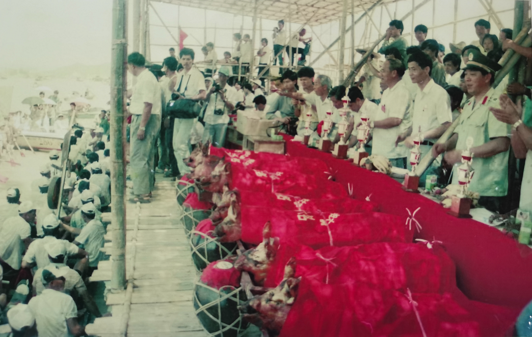 图为当年龙舟赛的开幕式