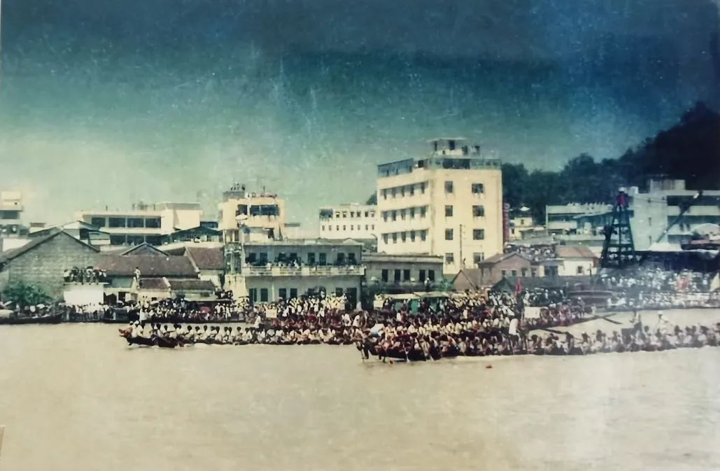 图为当年龙舟赛的场景