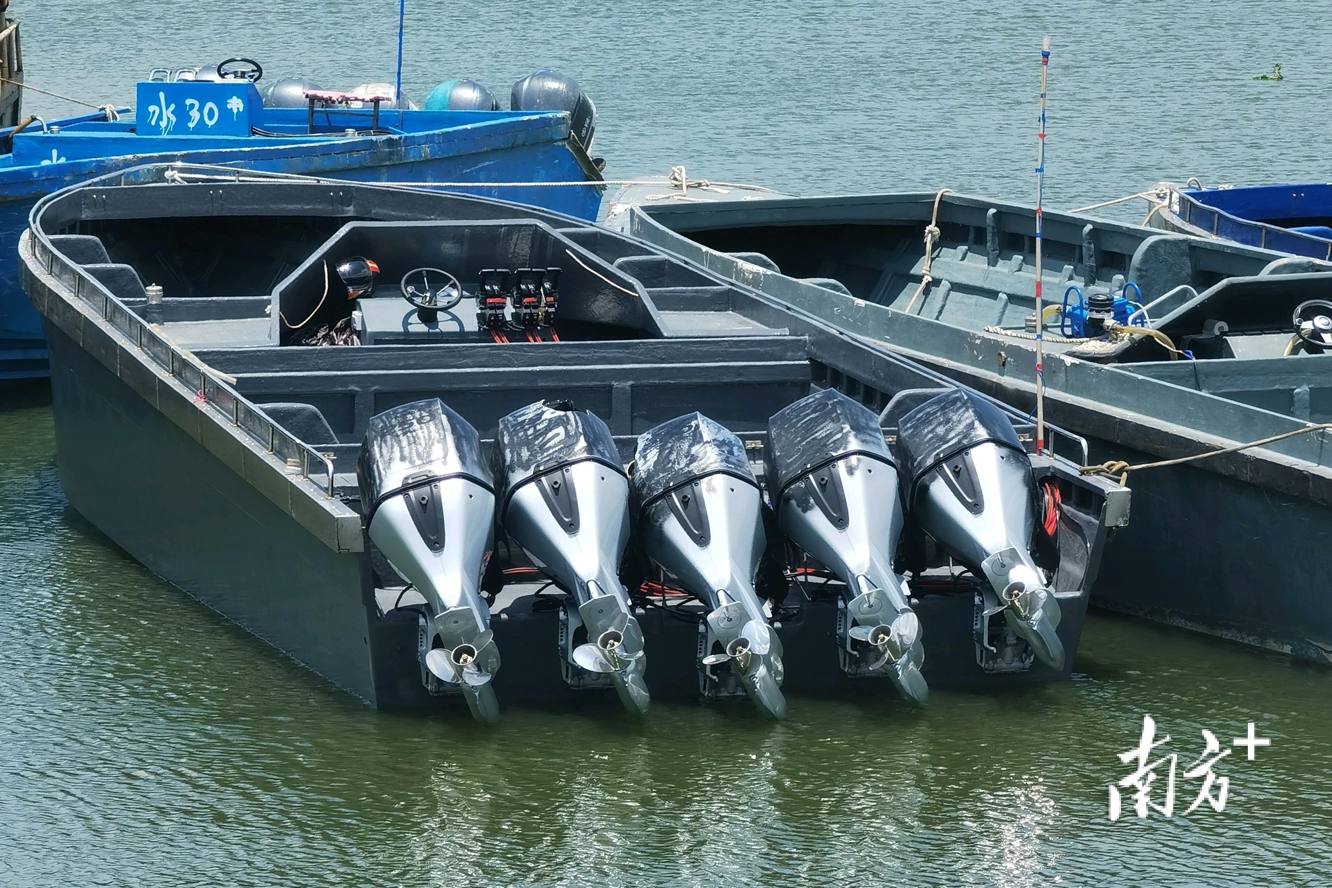 海警查扣的快艇。 海警查扣的快艇。