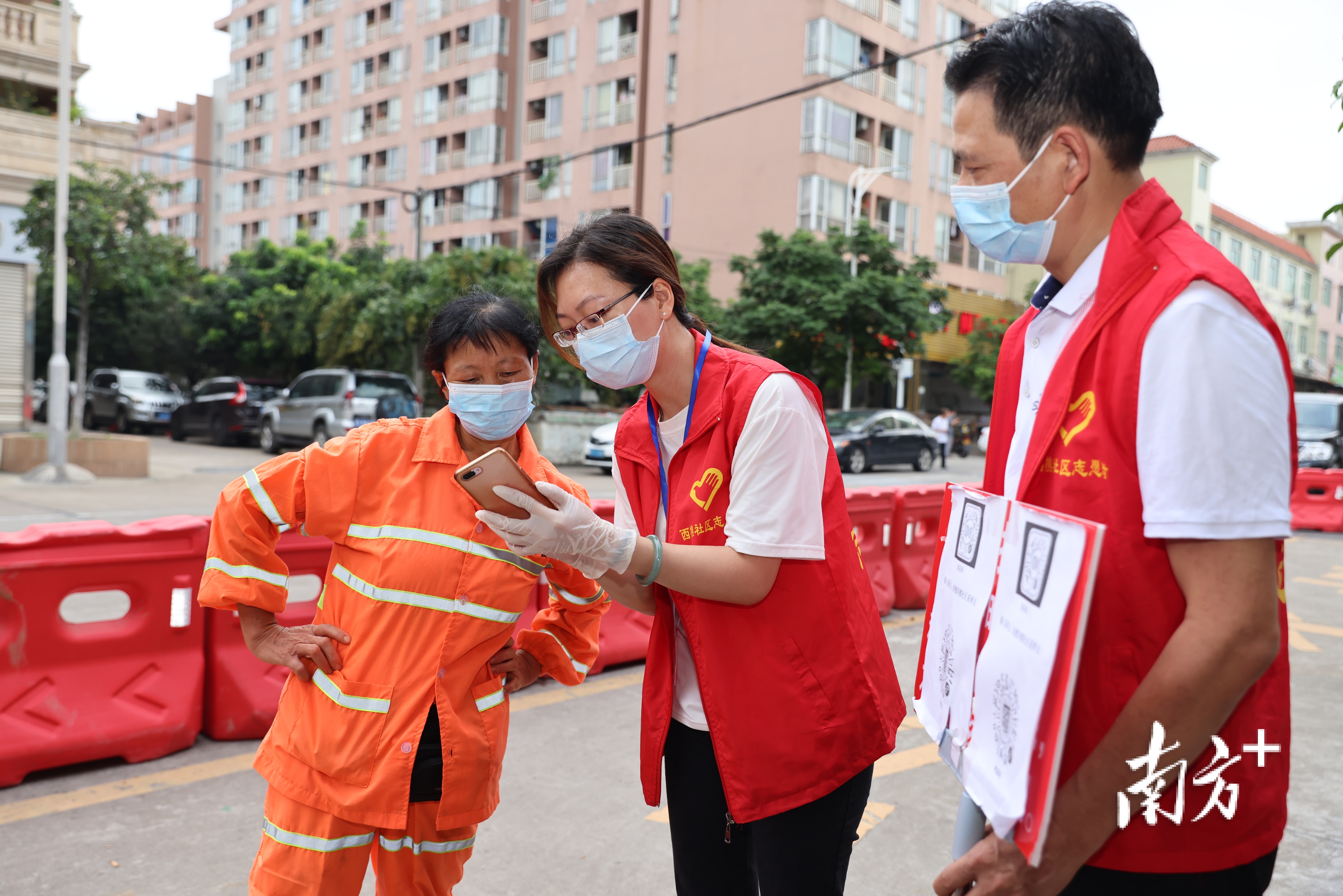 在全镇全员核酸检测采样期间,西樵共发动党员志愿者5000人次为工作保驾护航。通讯员供图 在全镇全员核酸检测采样期间,西樵共发动党员志愿者5000人次为工作保驾护航。通讯员供图