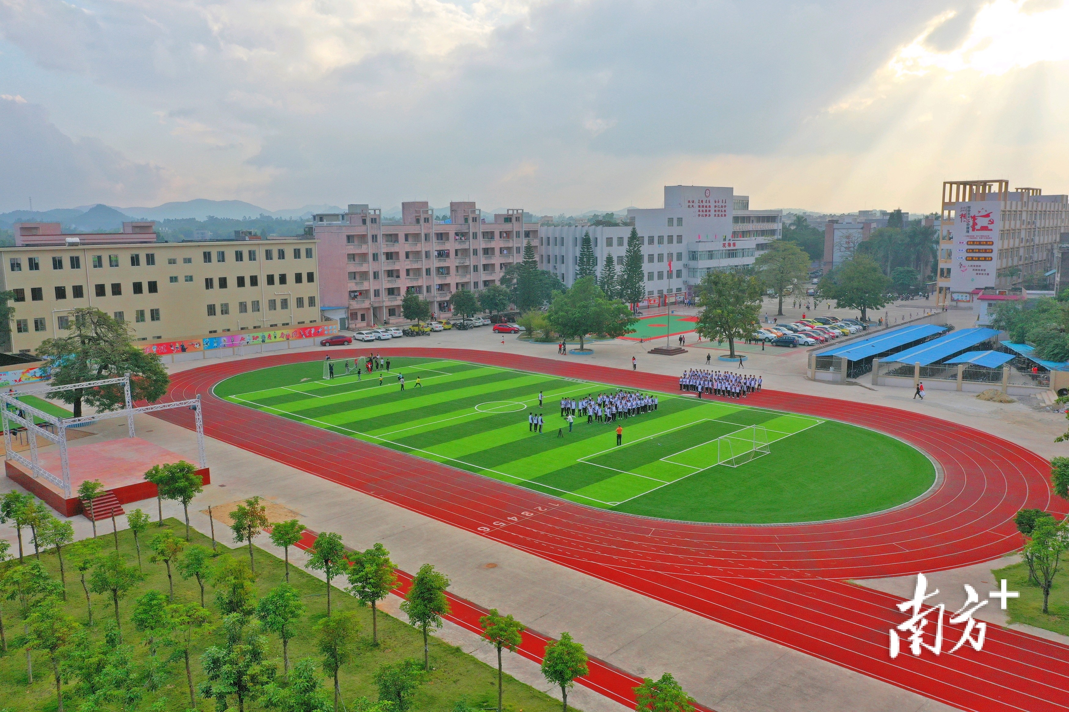 阳西县奋兴中学图片