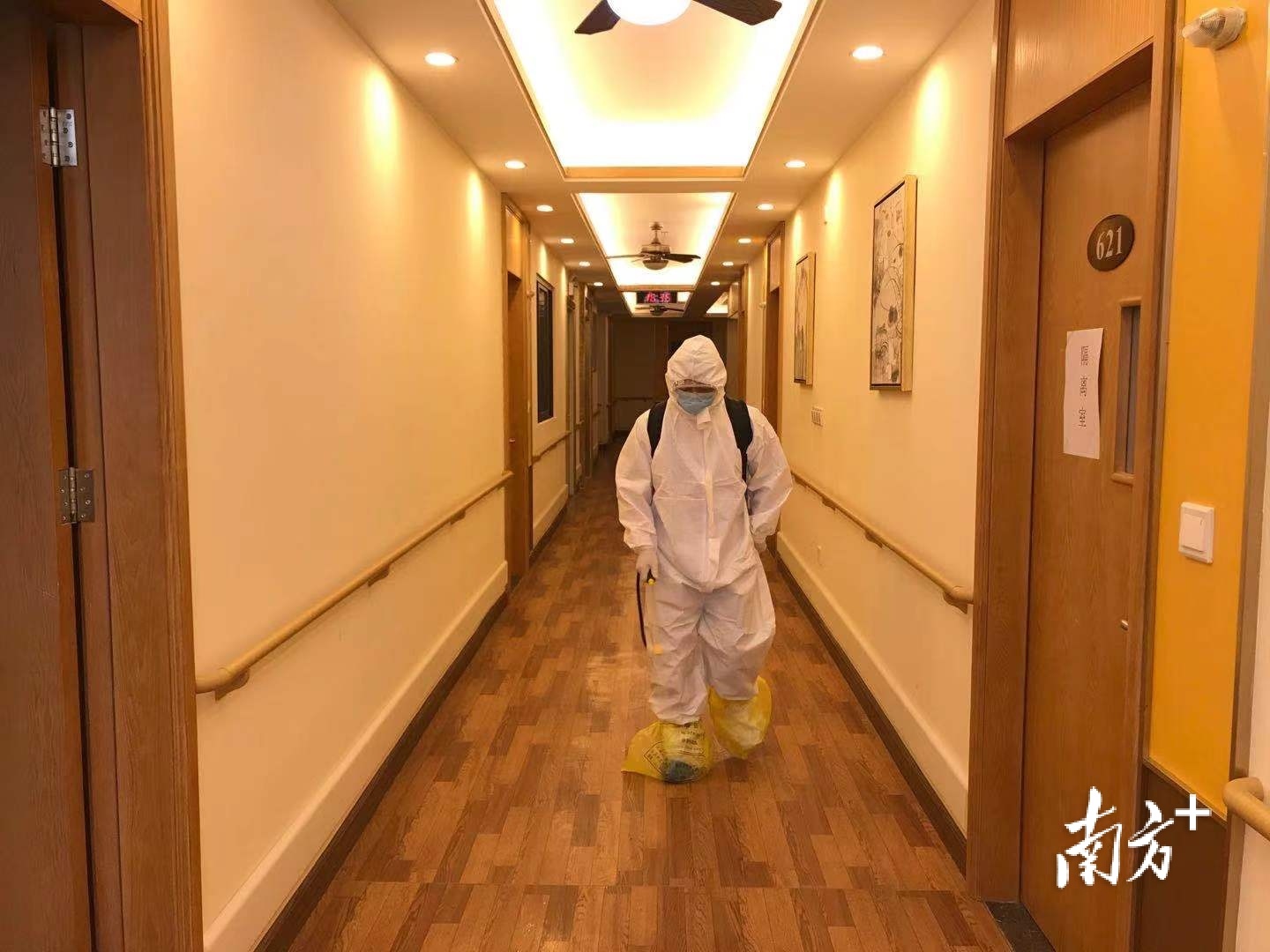 养老机构工作人员进行防疫演练