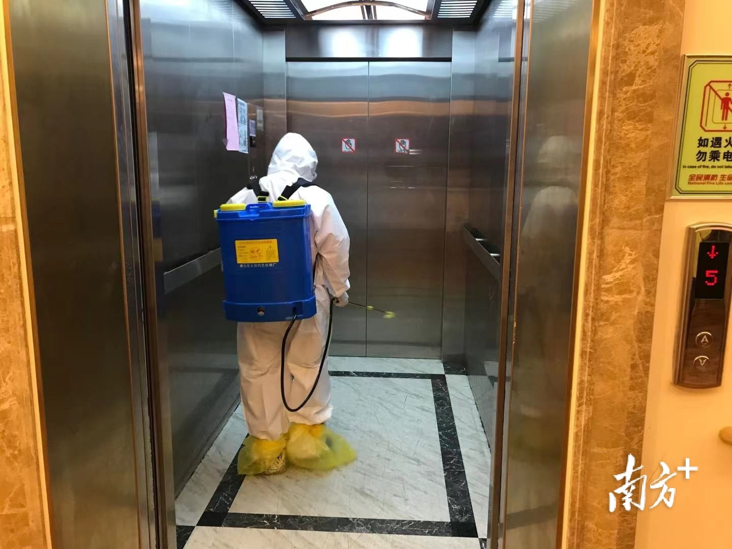 养老机构工作人员进行防疫演练