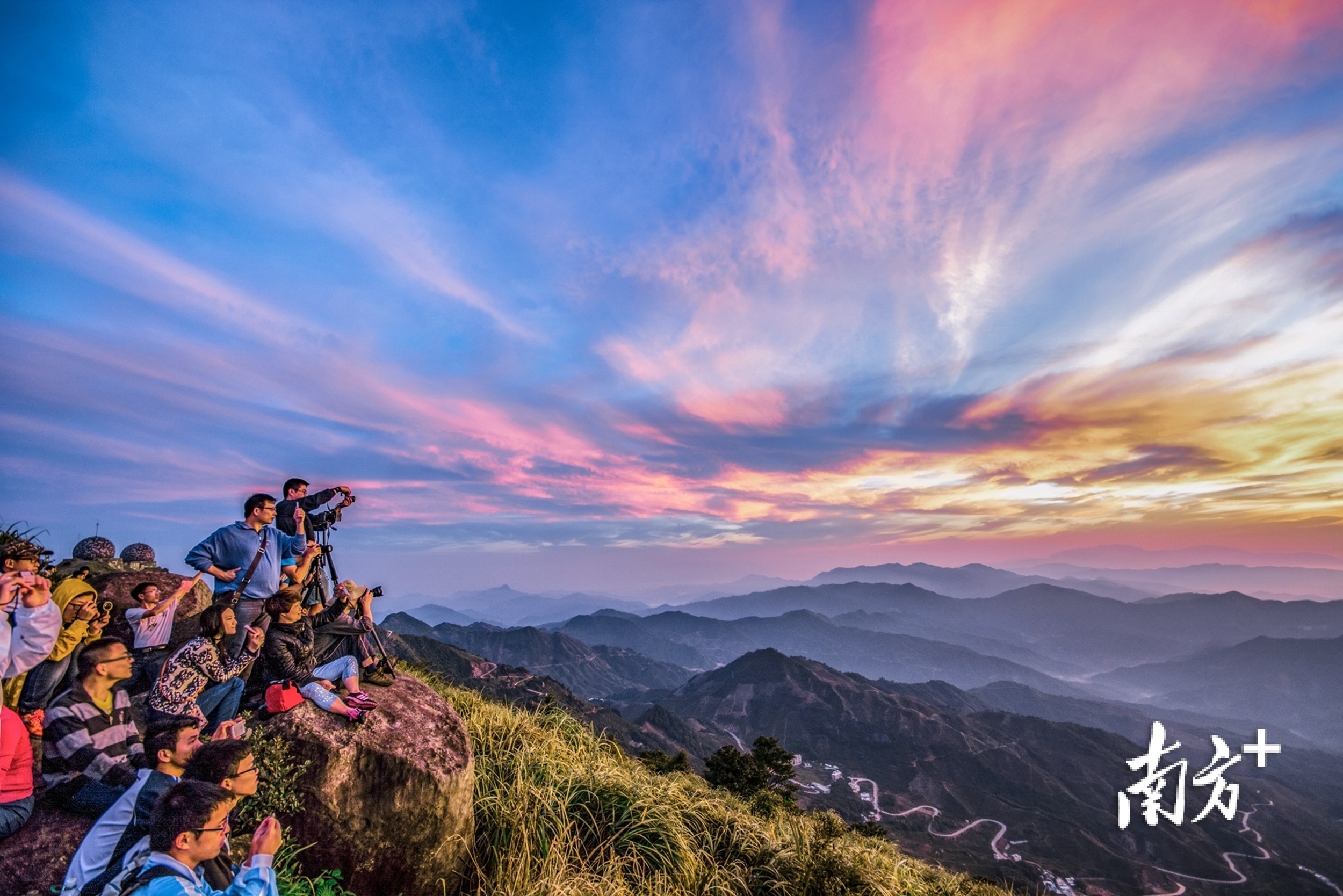 凤凰镇地处潮州北部片区，以峭拔雄伟的凤凰山色、绚丽多彩的畲寨风情和奇秀卓绝的单丛名茶闻名于世。杨宏镇 摄