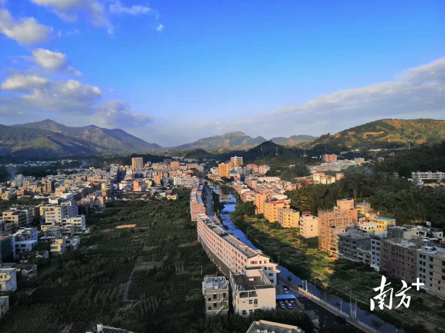 建设精美农村，开展美丽圩镇创建。