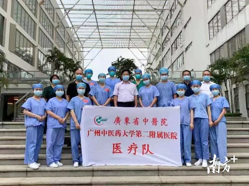 东莞市镇党员干部冲锋石排核酸检测一线