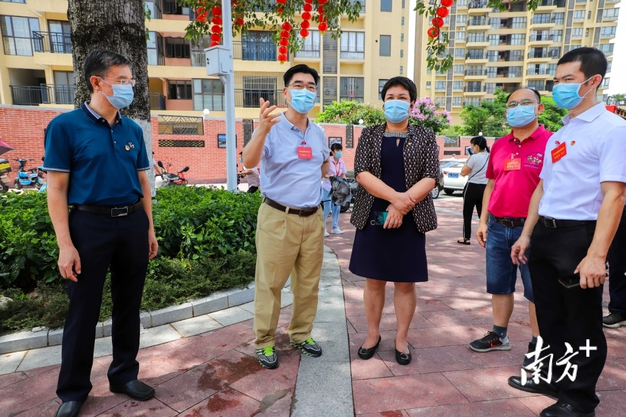 东莞市镇党员干部冲锋石排核酸检测一线