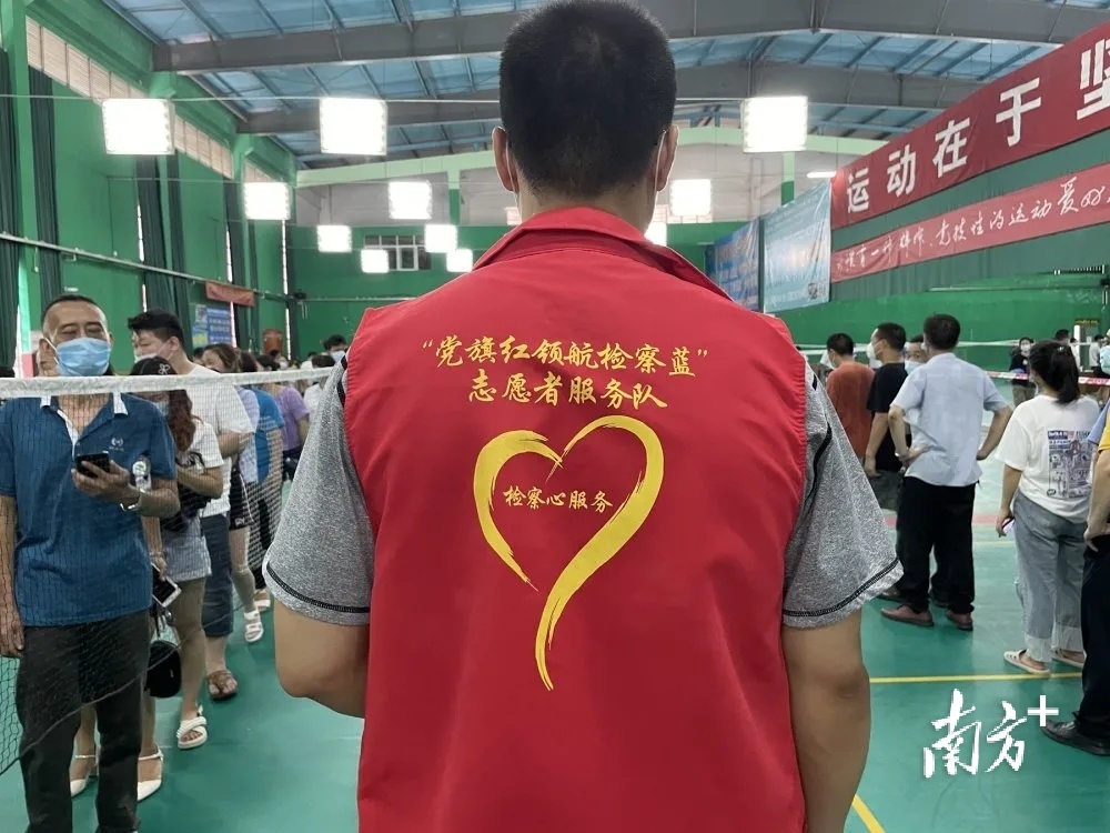 东莞市镇党员干部冲锋石排核酸检测一线