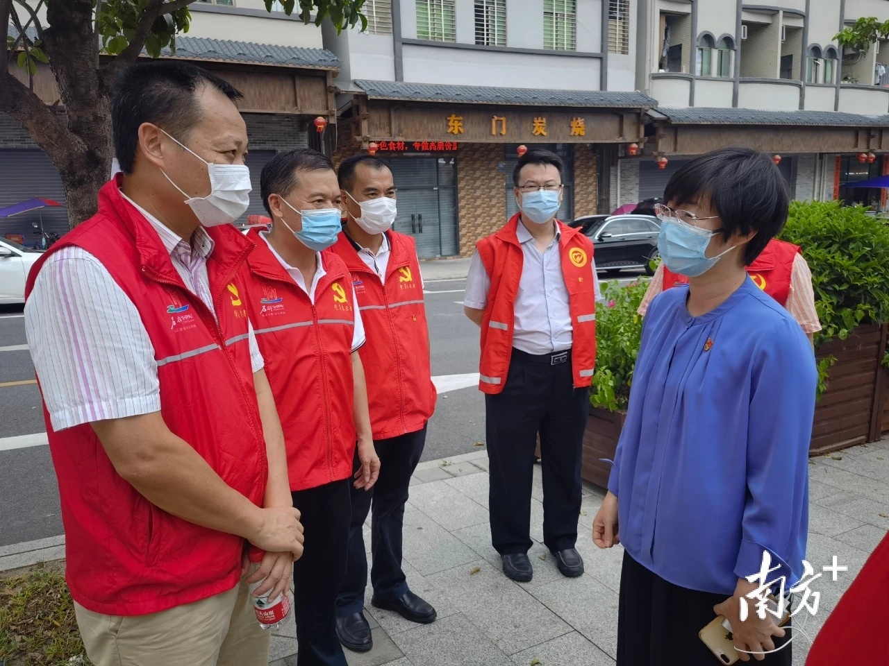 东莞市镇党员干部冲锋石排核酸检测一线