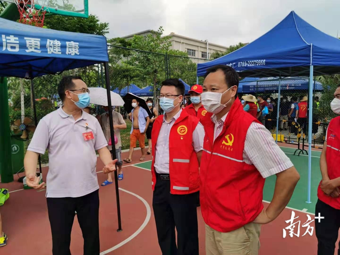 东莞市镇党员干部冲锋石排核酸检测一线