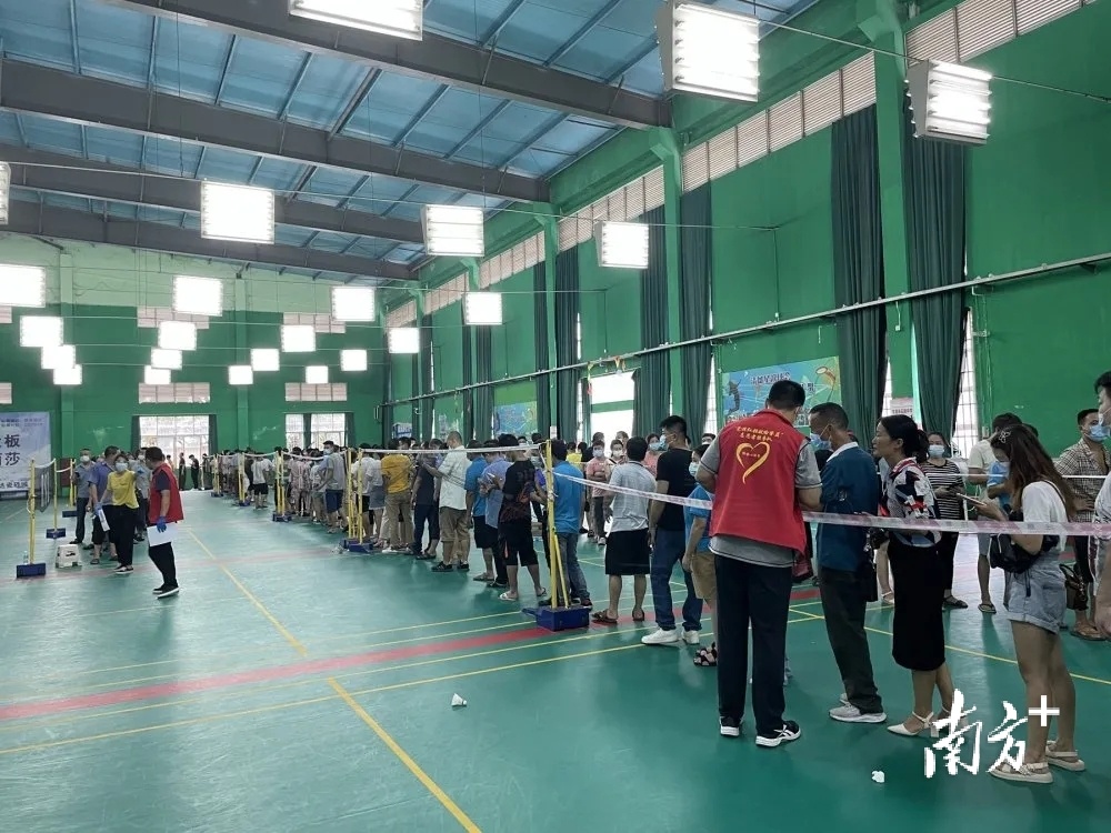 东莞市镇党员干部冲锋石排核酸检测一线