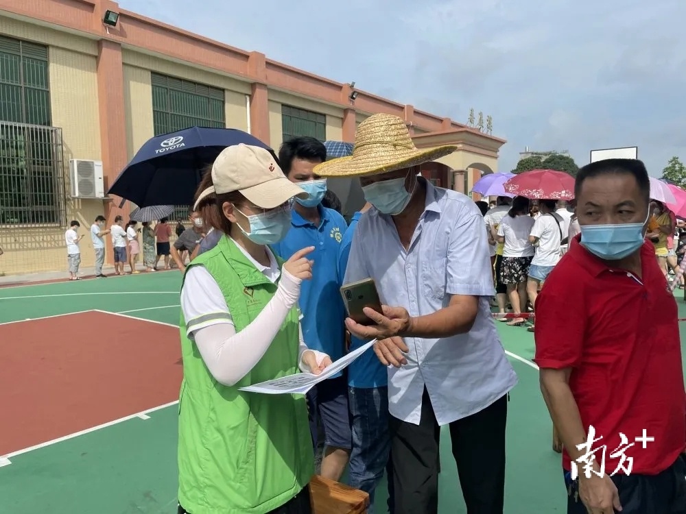 东莞市镇党员干部冲锋石排核酸检测一线