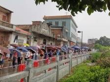 视频|东莞市民政局支援一线，核酸检测点开出一朵朵遮阳挡雨的福彩爱心伞