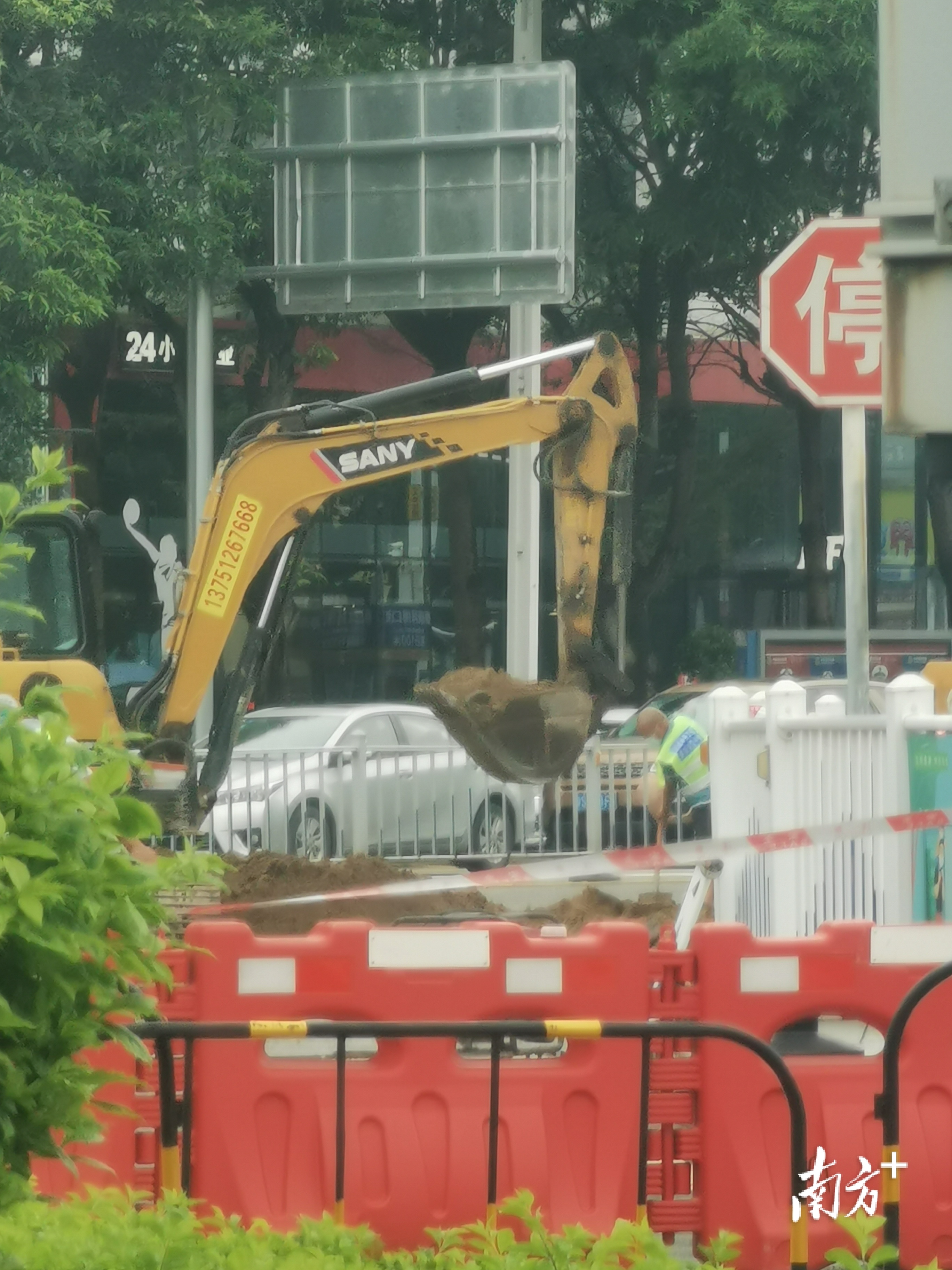 东莞市区一路段发生地陷