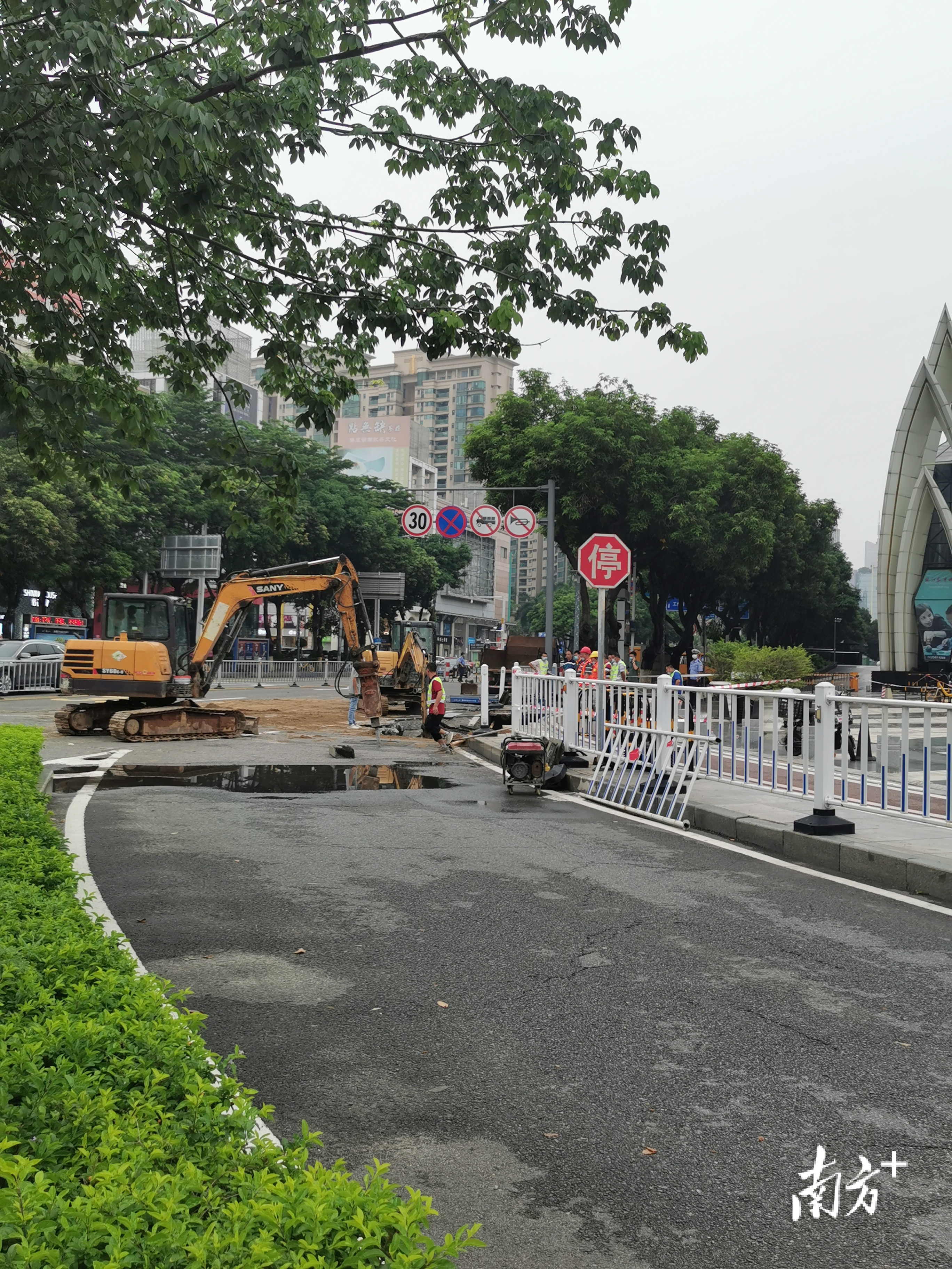 东莞市区一路段发生地陷