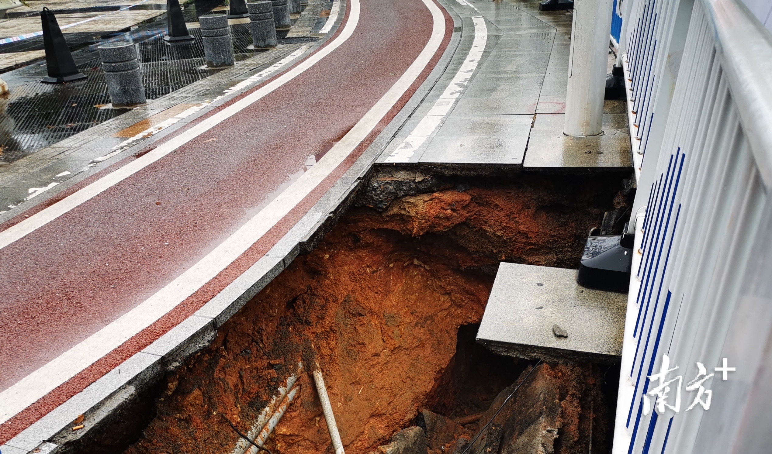 东莞市区一路段发生地陷
