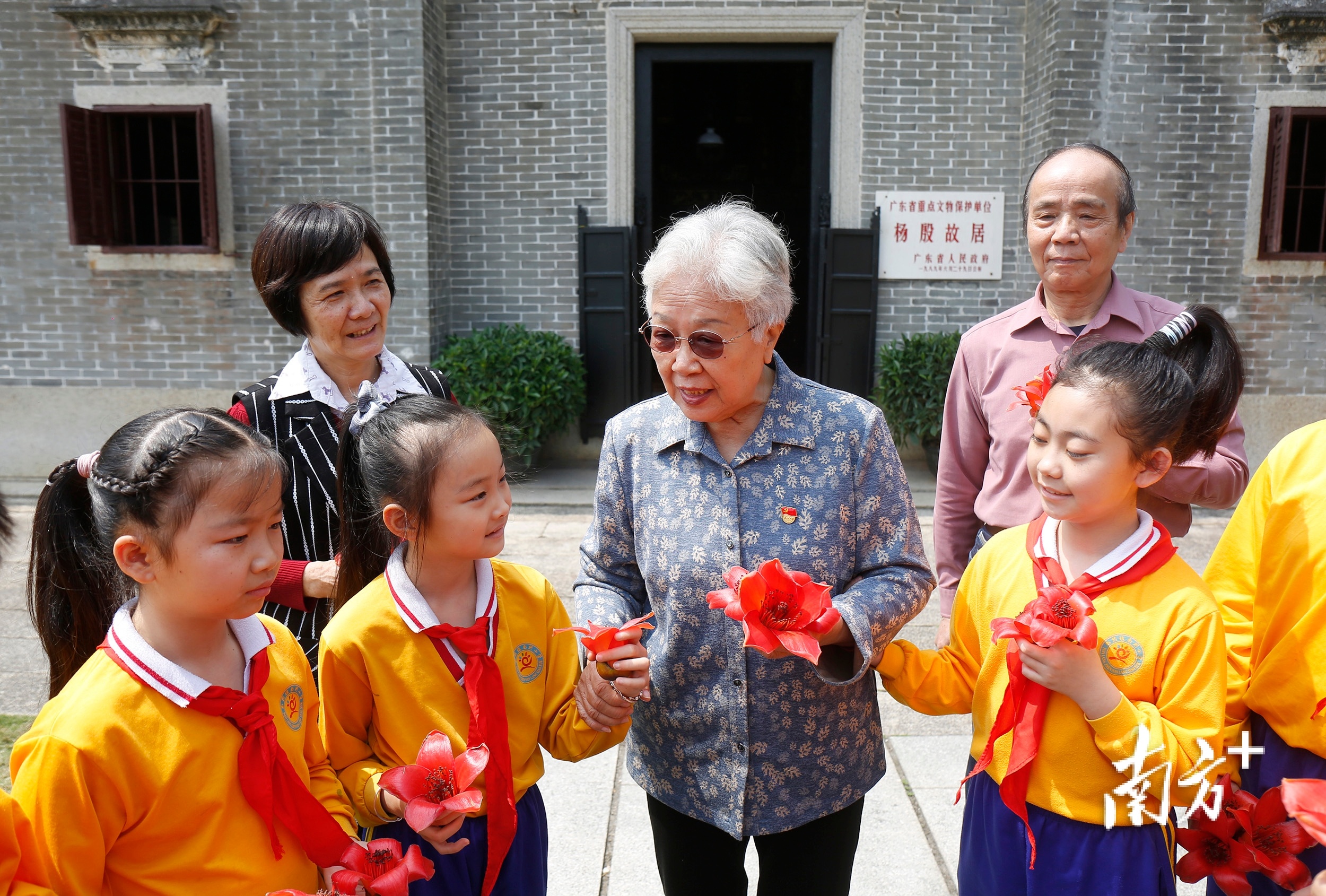 杨殷烈士外孙女崔静薇向青少年学生宣讲杨殷烈士的革命史迹以及杨家家风故事。