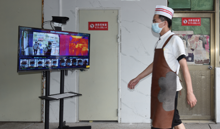 工作人员的体温也会实时监控。李巧 摄