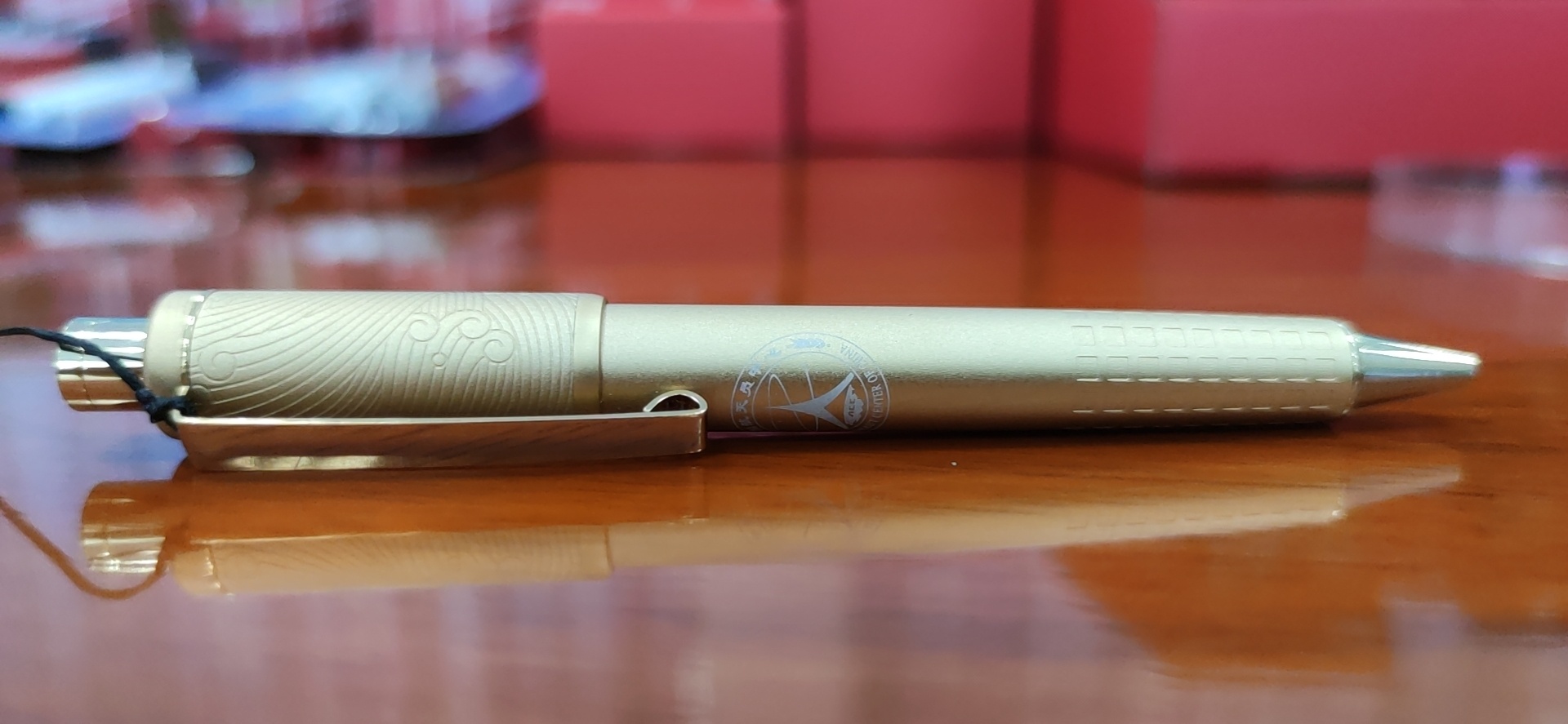 韶关盛怡文具有限公司生产的神舟十二号任务太空笔。 摄影/廖向荣