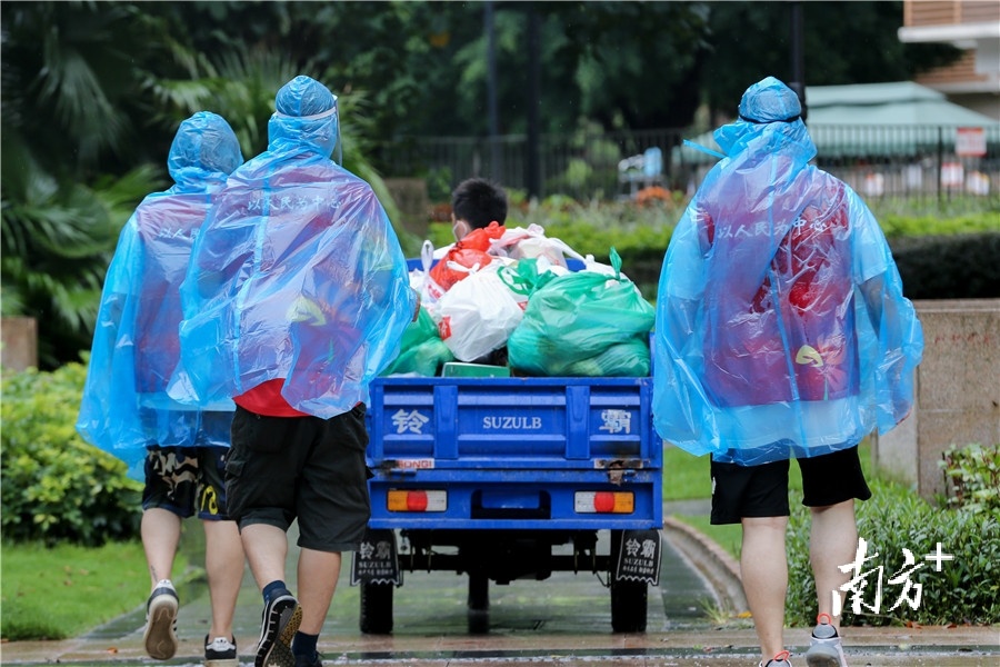 志愿者为居民运输物资 志愿者为居民运输物资