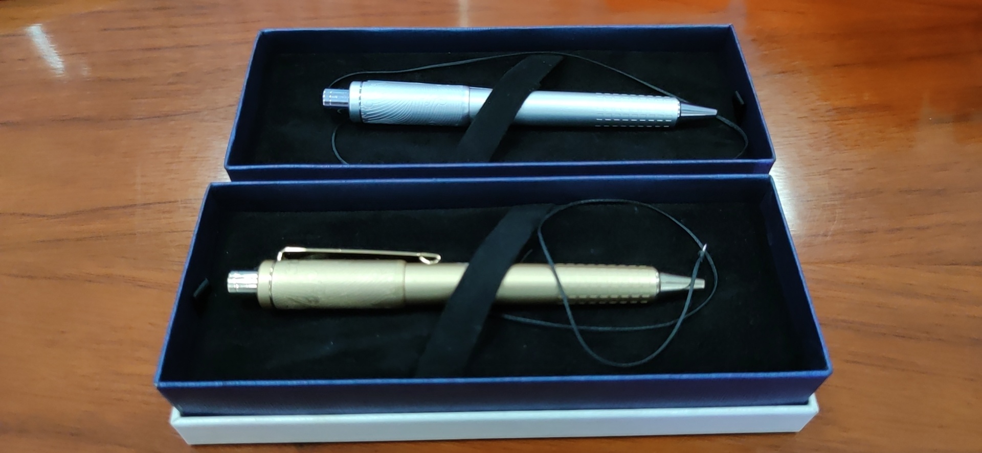 韶关盛怡文具有限公司生产的神舟十二号任务太空笔。 摄影/廖向荣