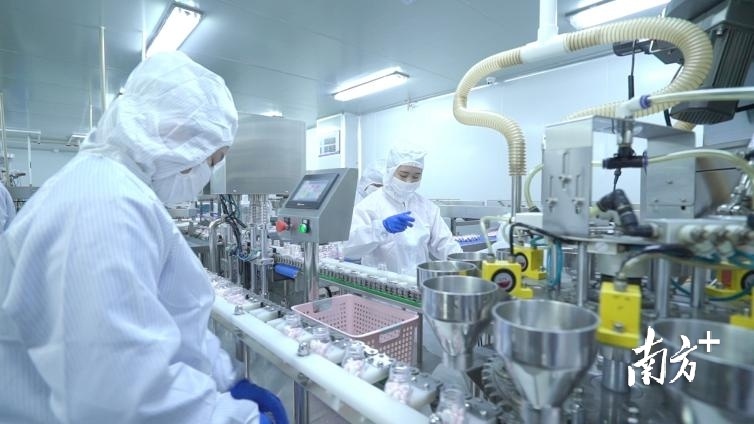 企业智能生产线快速运转。 企业智能生产线快速运转。