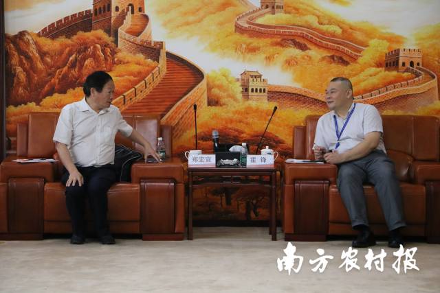 左：广东省农业农村厅总农艺师郑宏宣；右：广州市薛航物流有限公司副总经理霍锋。