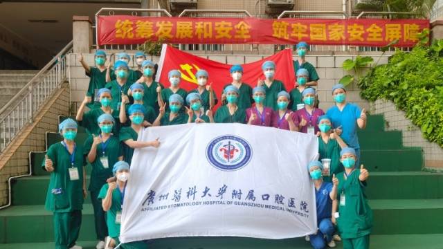 在广州疫情高风险地区核酸采样点，传来了歌声……