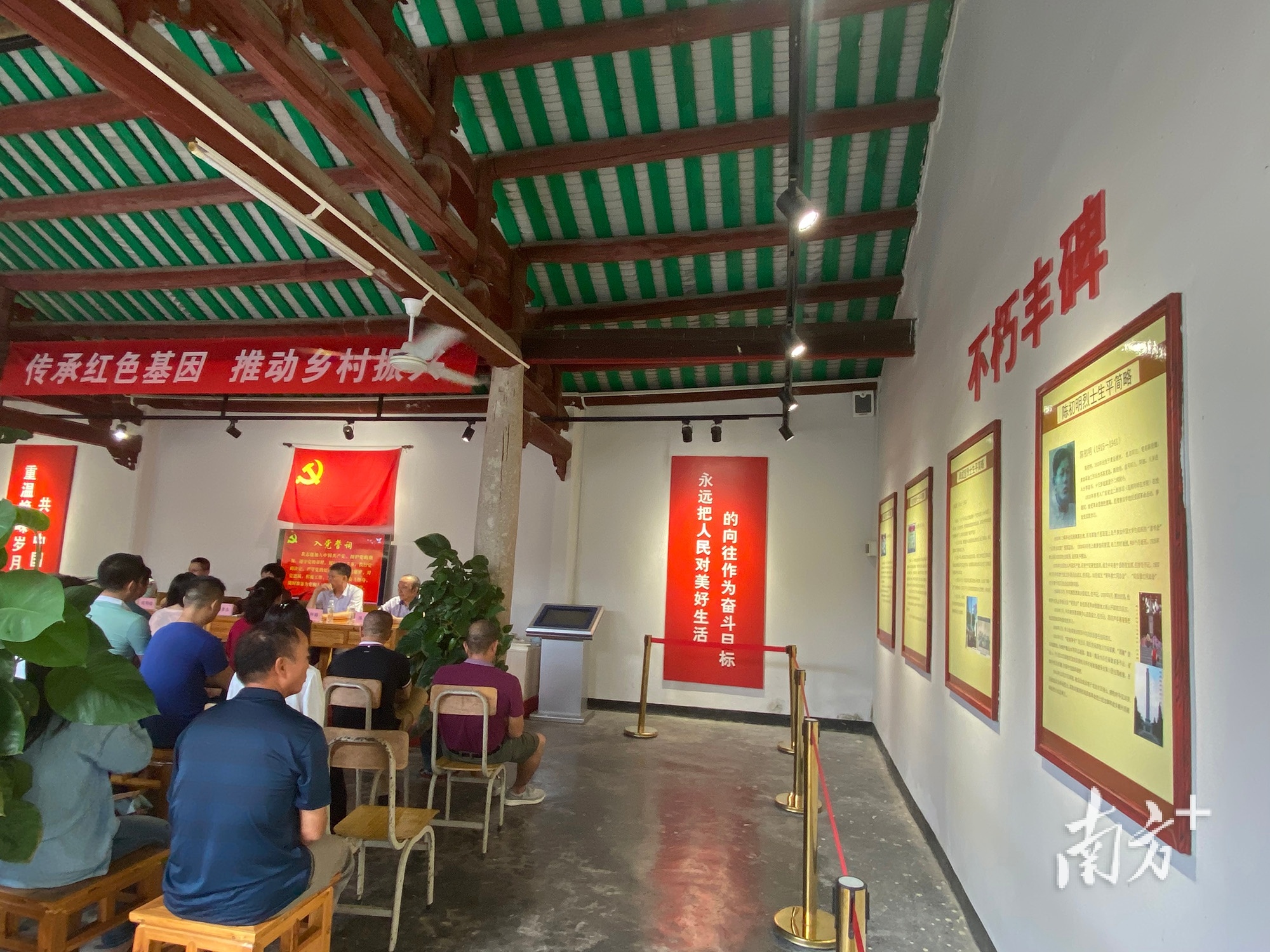 湘桥区桥东街道举办“传承红色基因,推动乡村振兴”主题教育活动。 湘桥区桥东街道举办“传承红色基因,推动乡村振兴”主题教育活动。