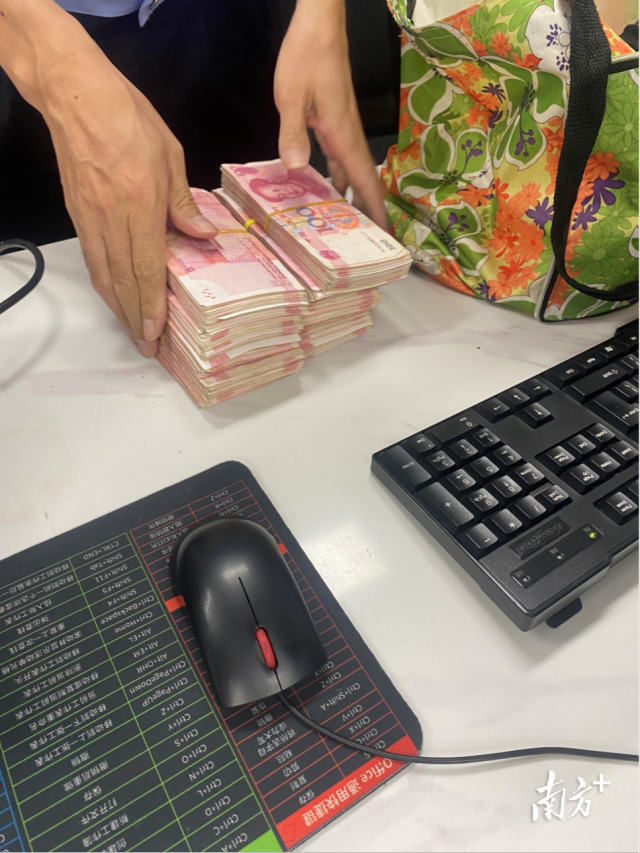 施存锋拎起编织袋准备放在一旁,以便失主回来寻找,可是他感到袋子有些