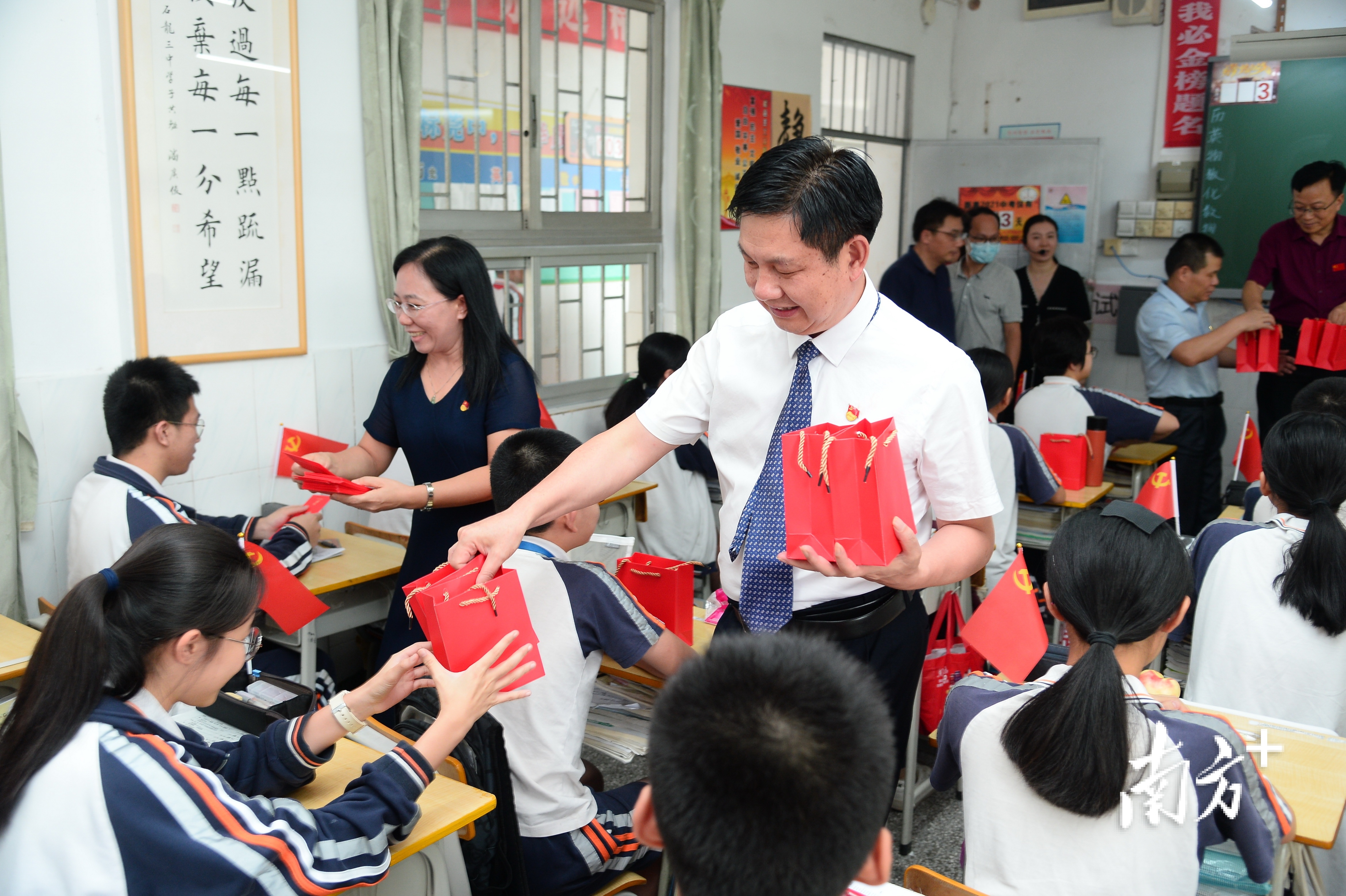 為了緩解學生考生壓力,輕鬆應考,6月23日東莞市石龍第三中學校長楊