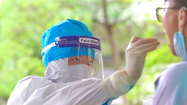 松山湖党员先锋冲在一线，全员核酸暖流不断