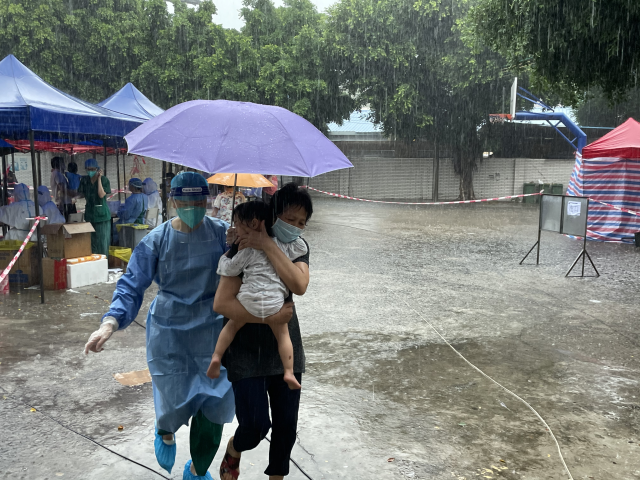 滂沱大雨下余秋花護(hù)送老人和孩子,。