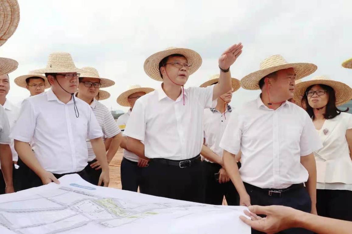 信宜市委书记罗汉杰在塘面社区指导征地拆迁工作.