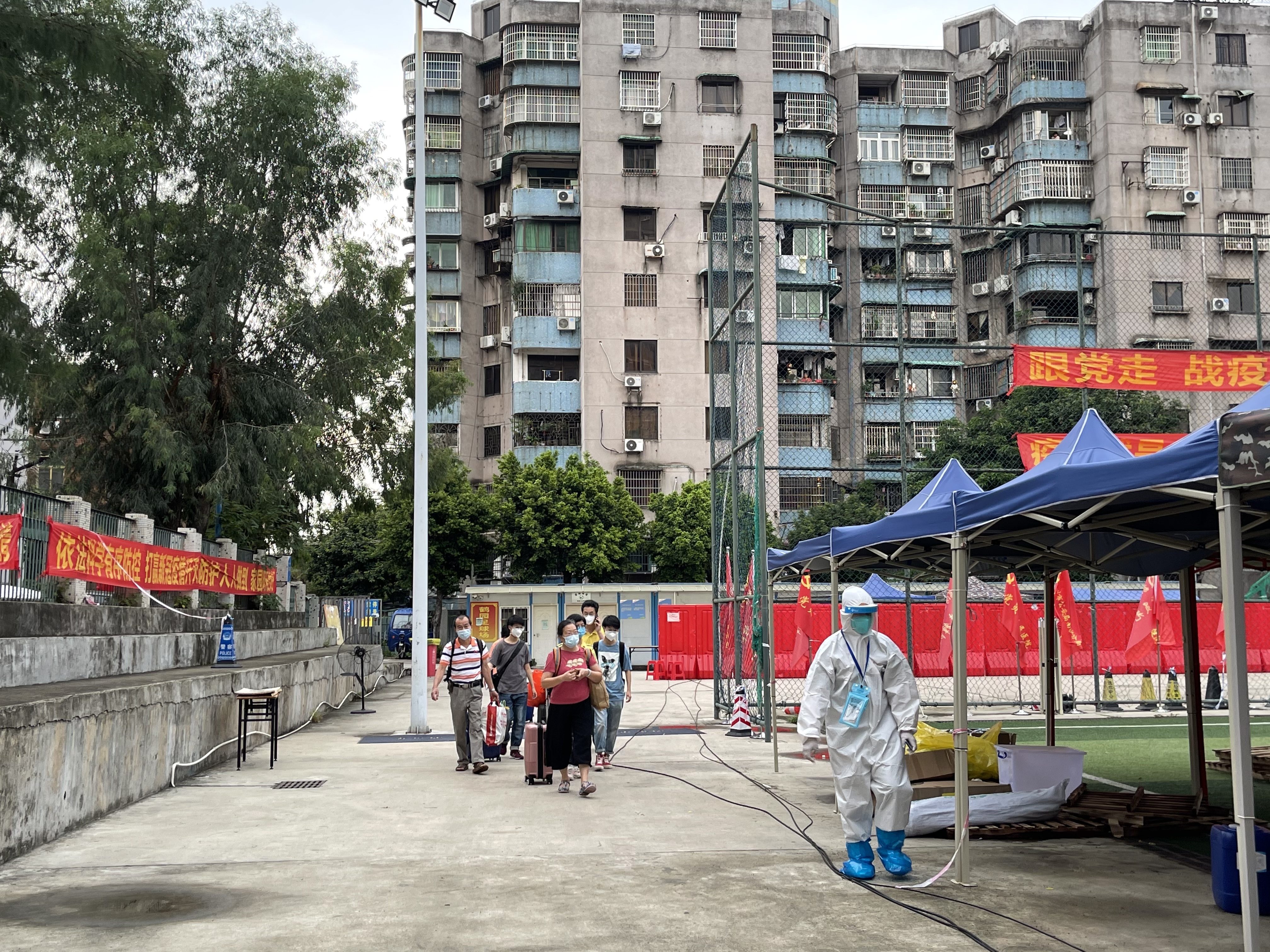 首批7名隔离居民回家!广州鹤园小区申请执行封控管理