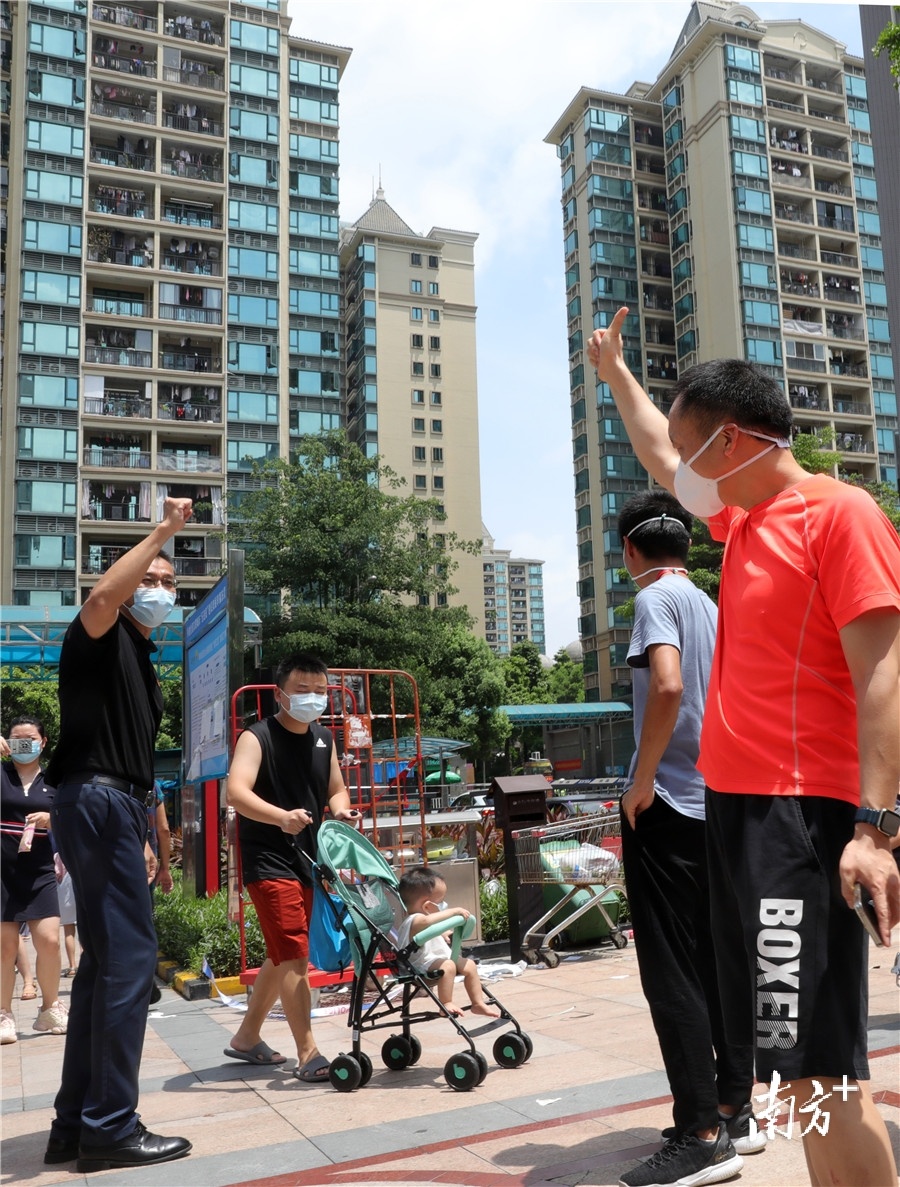 朱利民(左)挥臂与居民庆祝 朱利民(左)挥臂与居民庆祝