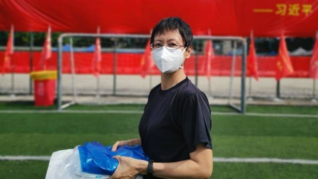 年过五旬，他们仍坚守在抗疫第一线