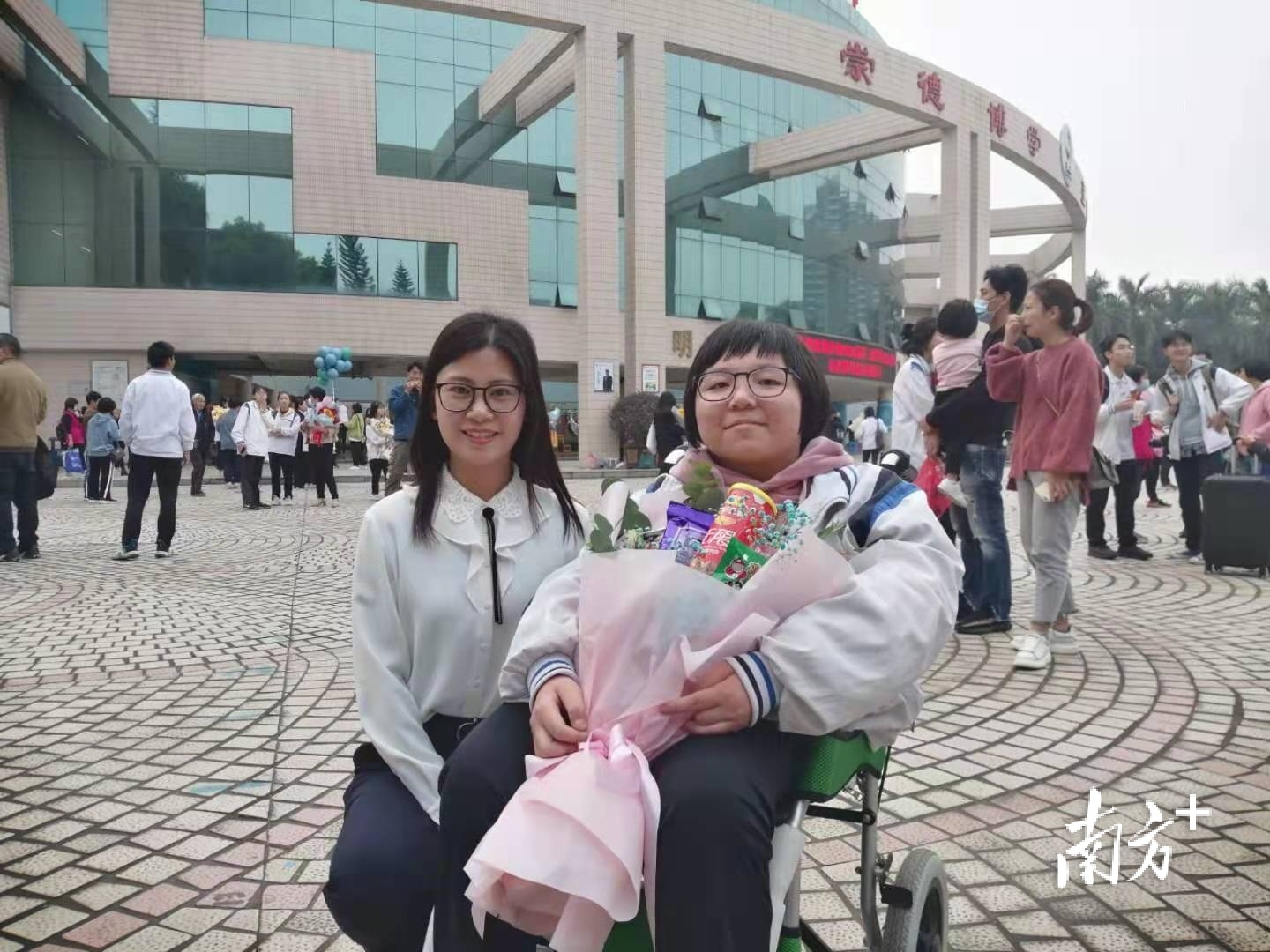 淑余和班主任洪佳娜合影。受访者供图