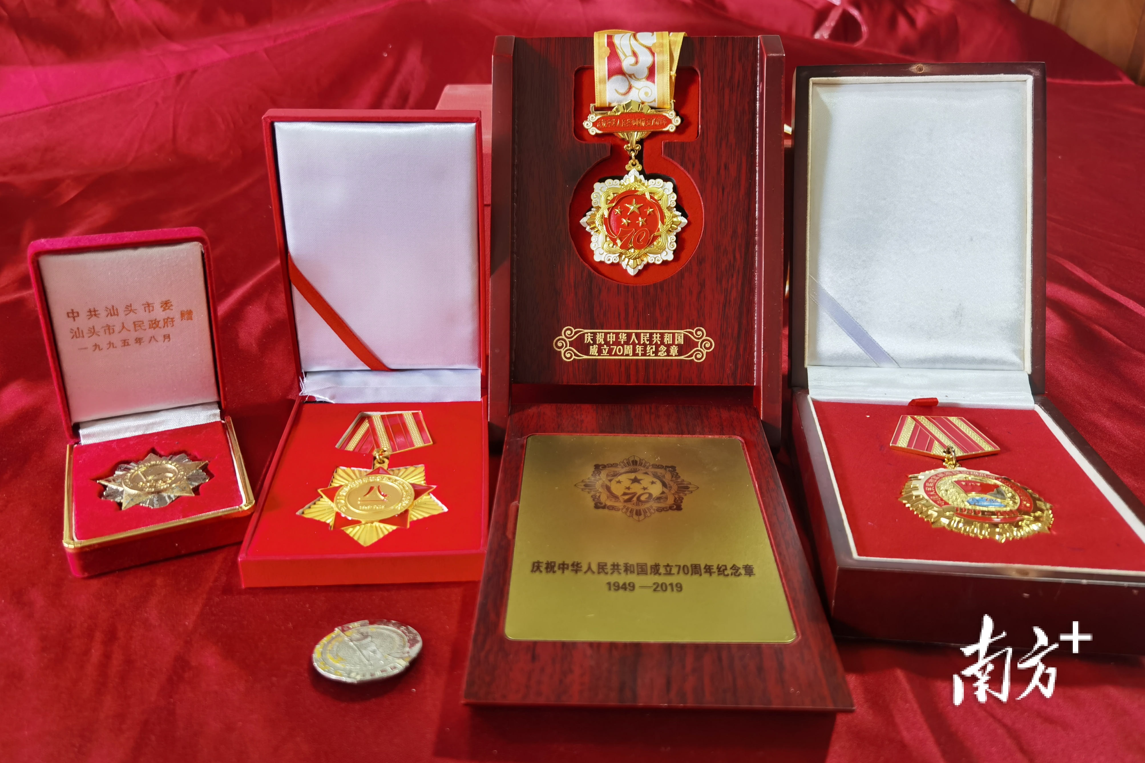 赖英珍藏的部分奖章。