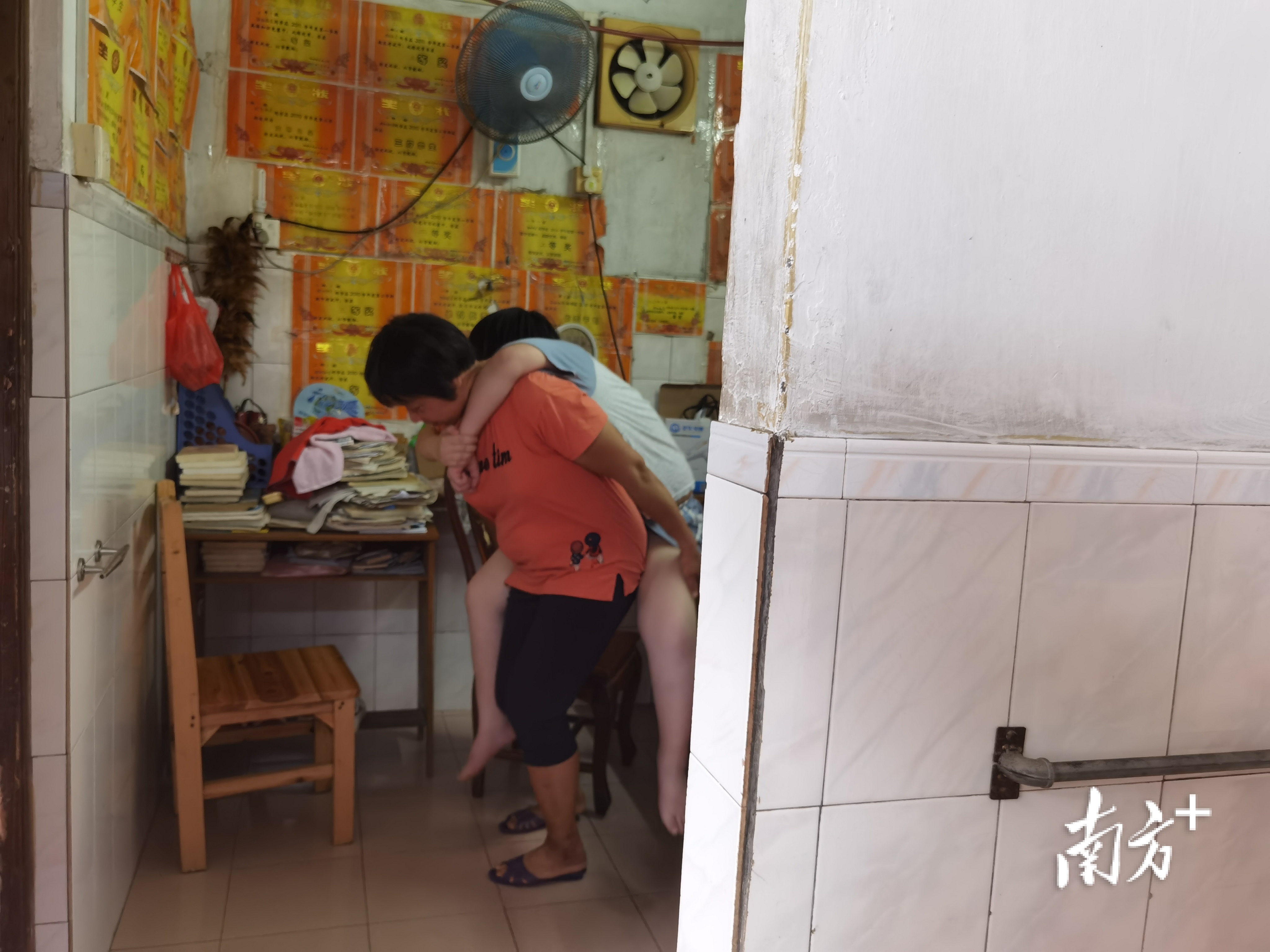 妈妈何女士把淑余背进书房。南方日报记者 蒋晓敏 摄