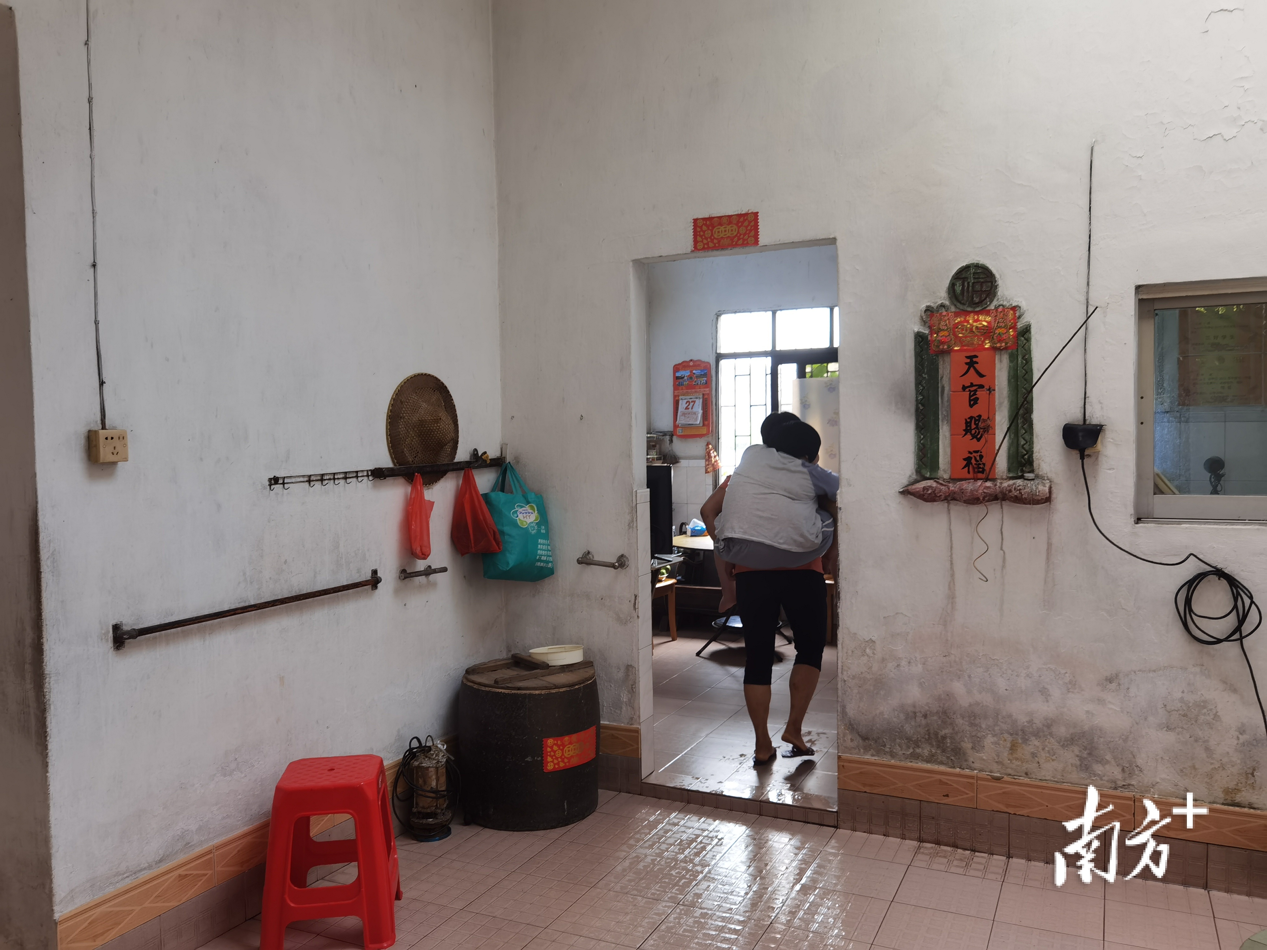 何女士的背成了淑余求学路的一部分。南方日报记者 蒋晓敏 摄