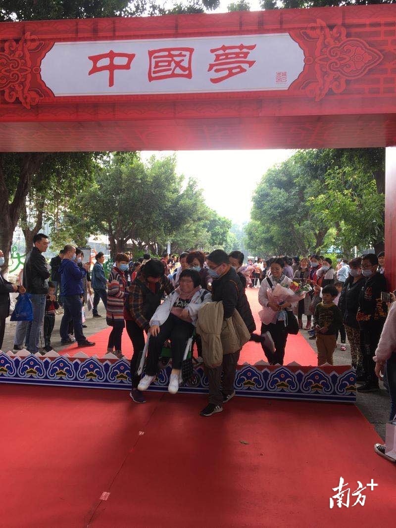 去年，欧阳淑余和父母帮助下一起跨过成人门。受访者供图