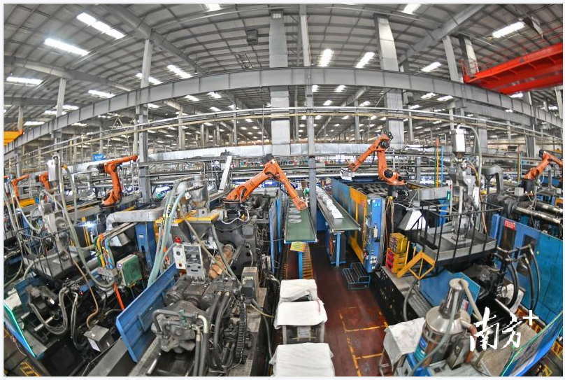 北滘的家电产业集群，正是围绕着美的集团这棵“大树”而生根发芽的。 南方日报记者 戴嘉信 摄