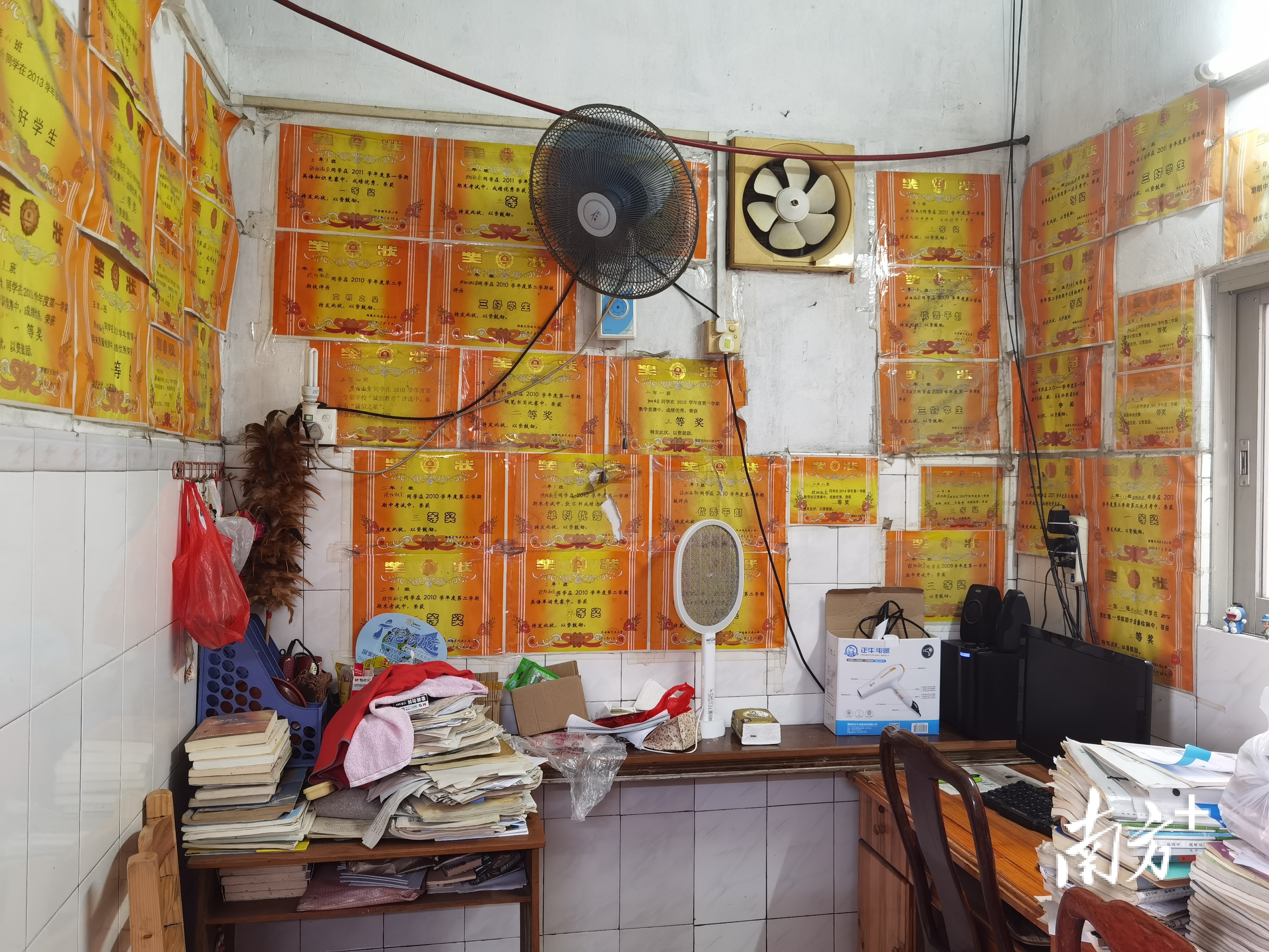 淑余的小书房满是奖状。南方日报记者 蒋晓敏 摄